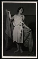 Foto-AK Hans Madensky: Elegante junge Fr