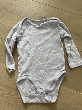 H&M Baby Body langarm flieder Blumen Grösse 80
