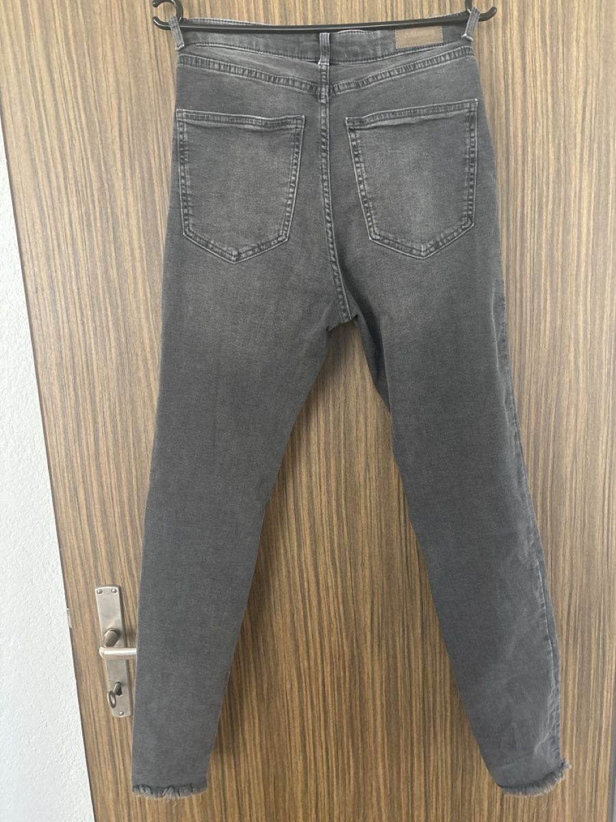 Pull&Bear Jeans: Damen Jeans Pull&Bear grau Grösse 38 – Gebraucht aus Mels von scn_98jw 4