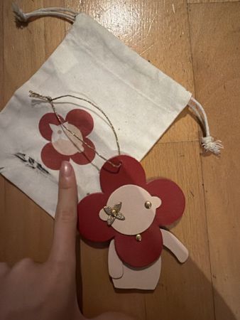 Louis Vuitton Vivienne Leder Ornament Anhänger Stoffbeutel