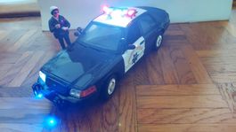 Modellauto Polizei USA 1/18, realist. Licht/Sound Effekte -9