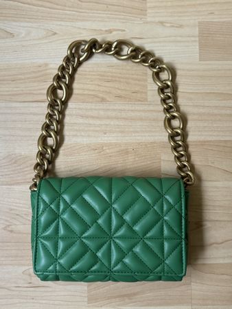 Grüne Umhängetasche mit Goldkette