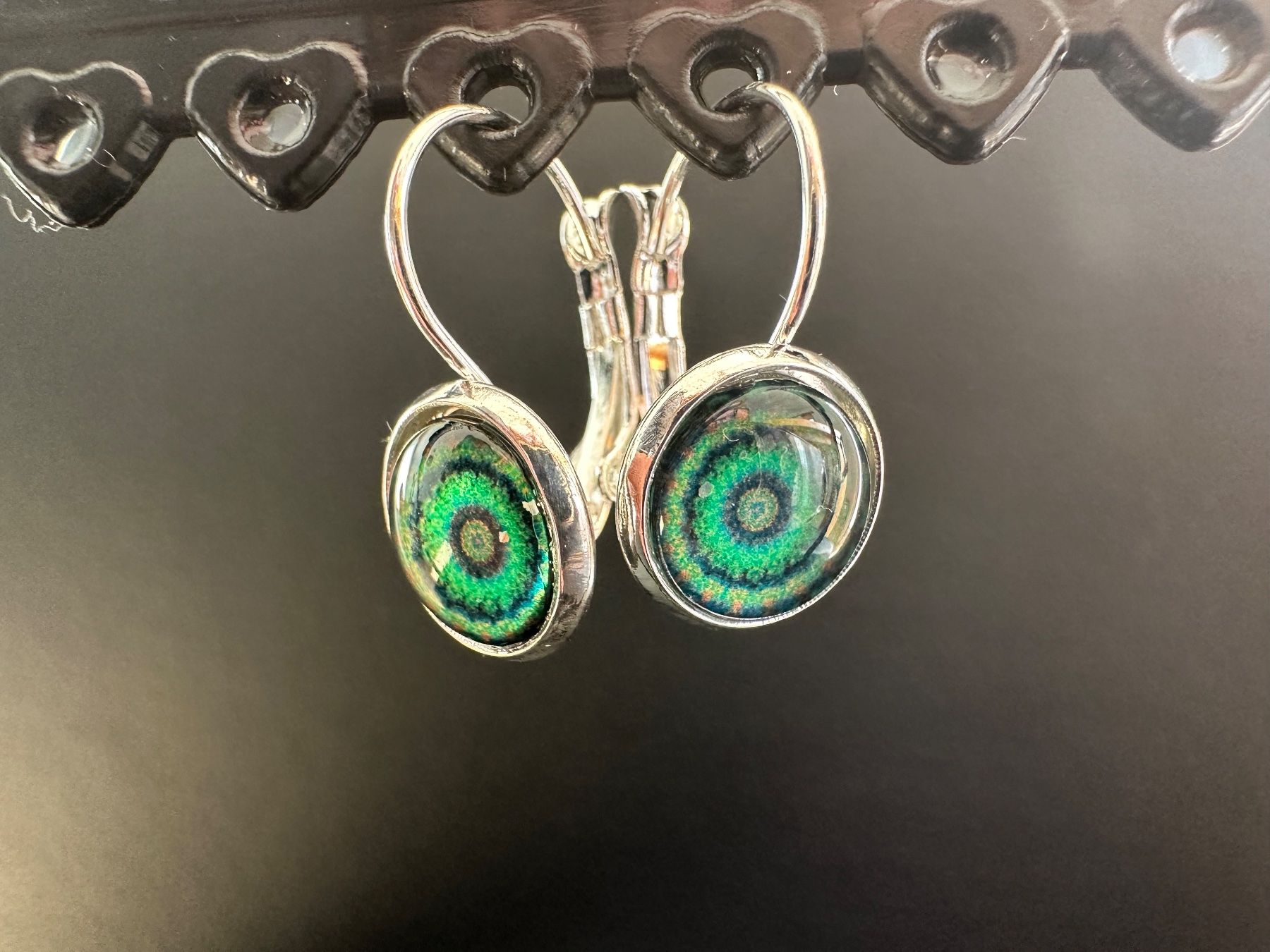 Orecchini pendenti & Orecchini a lobo: Cabochon Ohrringe mit Klappbrisuren – Nuovo e nell'imballaggio originale da Gelterkinden venduto da Aischas