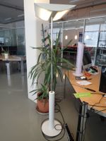 Standleuchte REGENT für Büro oder Heimbereich.