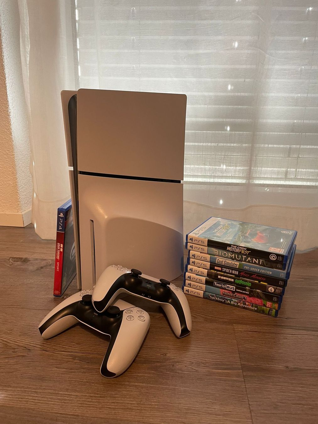 Sony Konsolen: PS5 mit 2 Controller und insgesamt 9 Spiele – Gebraucht aus Möriken AG von Hotrod81
