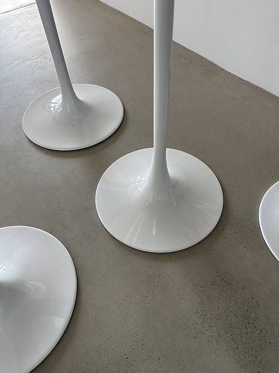 Set di tavolo e panche: Bartisch-Set  Tulpenfuss Weiss / 3 drehbare Barhocker – Nuovo (secondo la descrizione) da Münchenstein venduto da AndreHaus 2