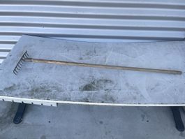 Gartenrechen mit Holzstiel, Metall, gebrauchter Zustand