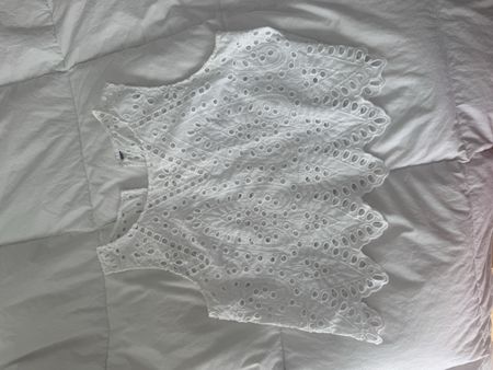 Top blanc brodé ajouré taille M été parfait état ☀️