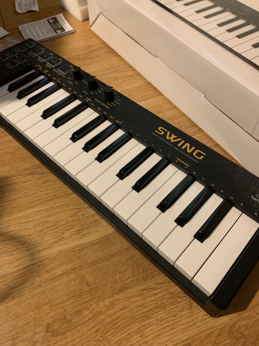 Behringer Strumenti musicali: Behringer SWING MIDI Controller Sequenzer neu! – Nuovo (secondo la descrizione) da Bern venduto da Fribi013
