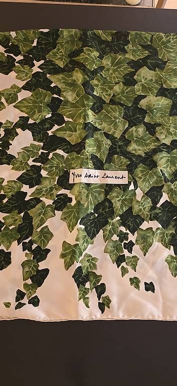 Tutte le decorazioni: Yves saint laurent  – Usato da Saubraz venduto da Caly0