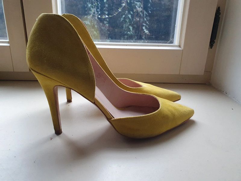 Scarpe da donna: Escarpins jaune en daim 42 – Usato da Geneve venduto da Monthoux13 2