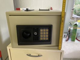 Tresor mit Schlüssel und Wandhalterung 