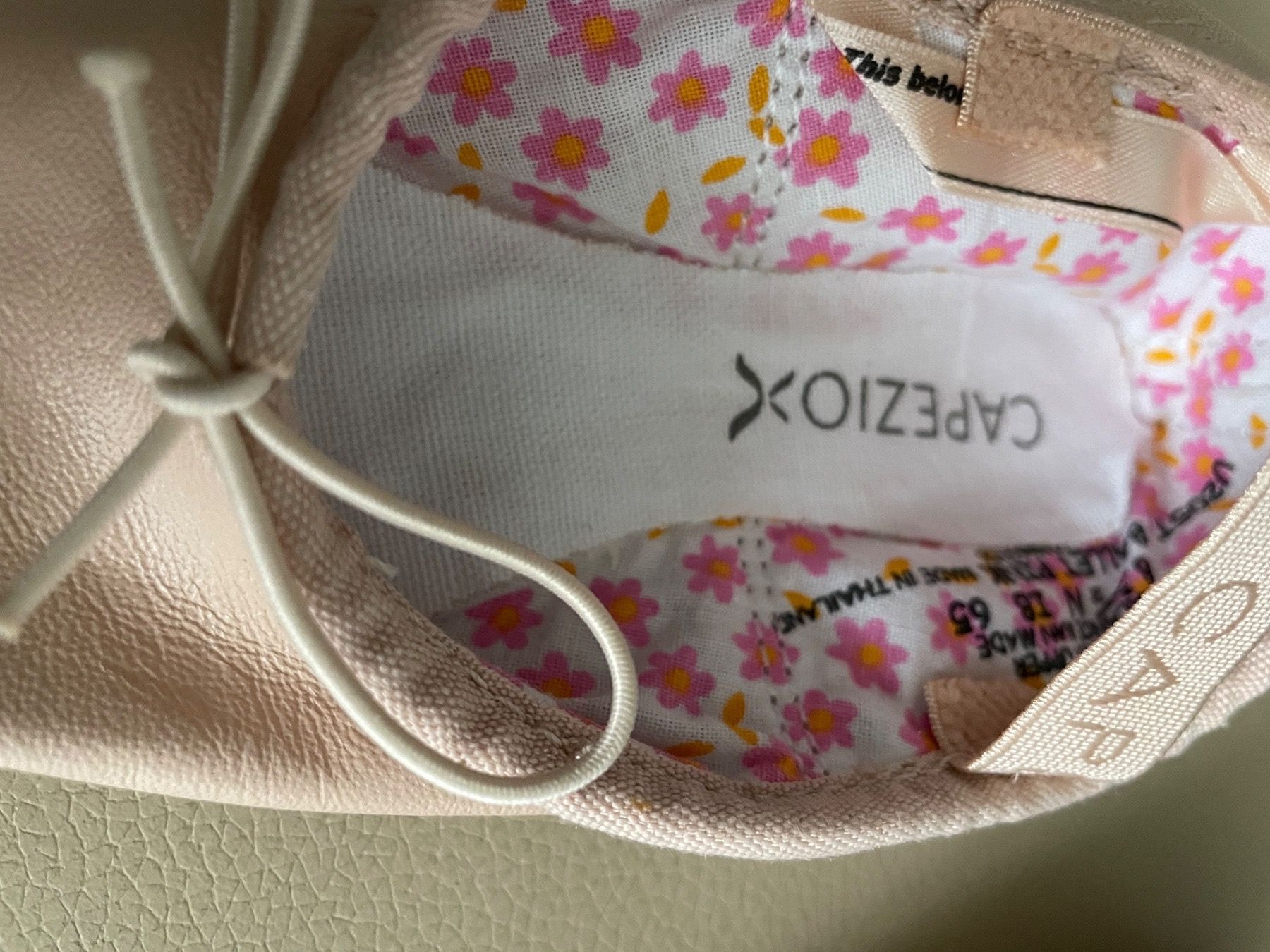 Scarpe per ragazze: NEUE Leder-Ballettschläppli Gr. 27 der Marke Capezio – Nuovo e nell'imballaggio originale da Urdorf venduto da leoale 2