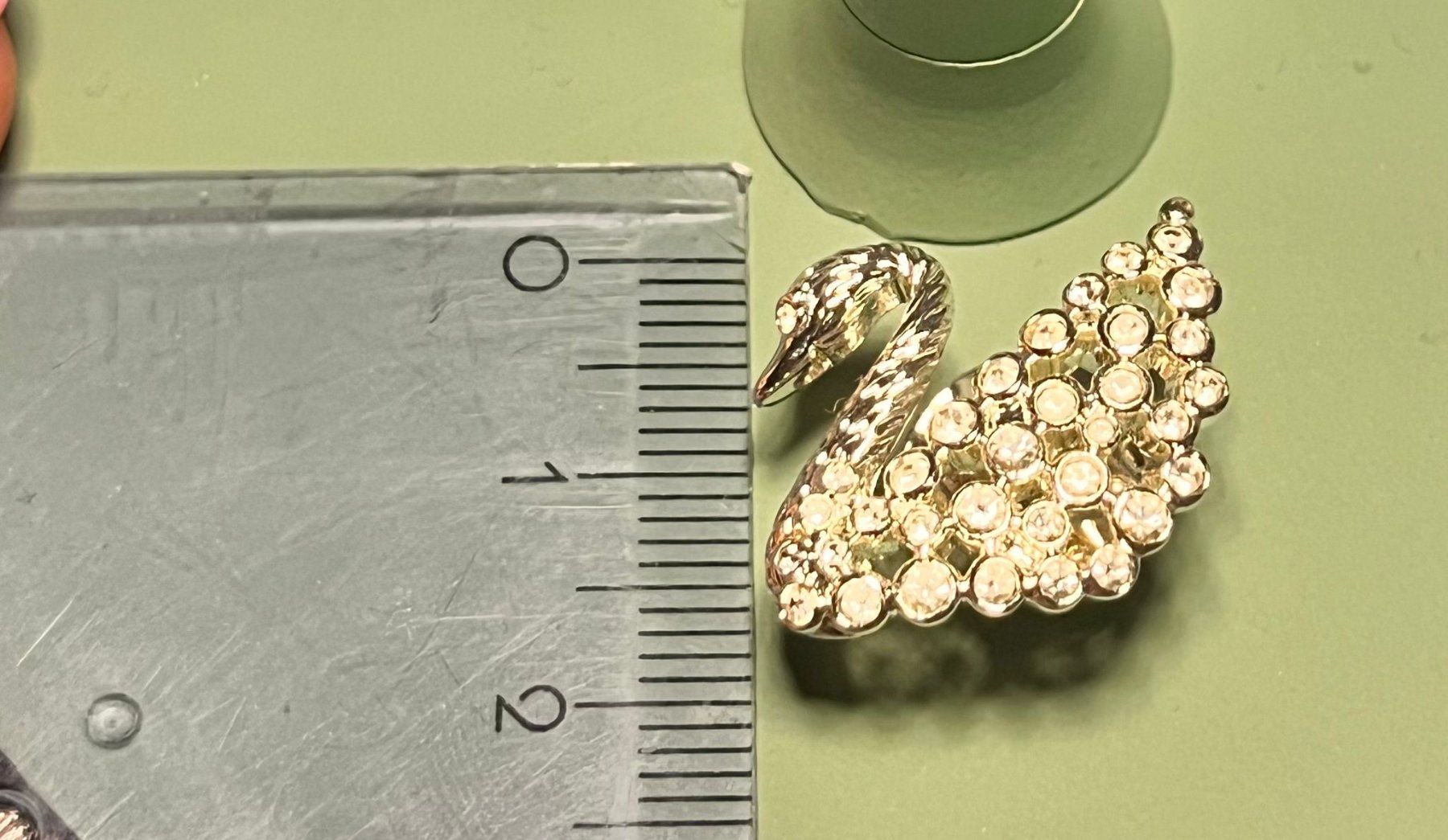 Swarovski Spille & Fermagli: Spilla cigno elegante con strass Swarovski – Usato da Riva San Vitale venduto da P.butti 2