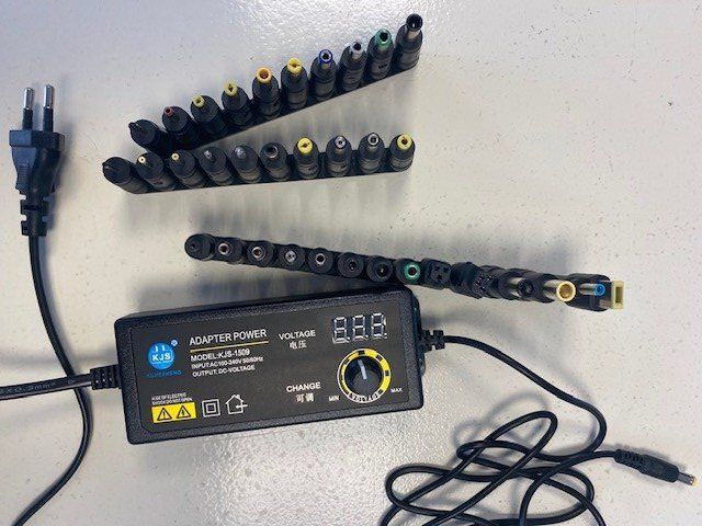 Ladegeräte: Universal Netzteil, einstellbar, viele Adapter, von 3- 36 Vo – Neu und originalverpackt aus Wängi von Bmo 2