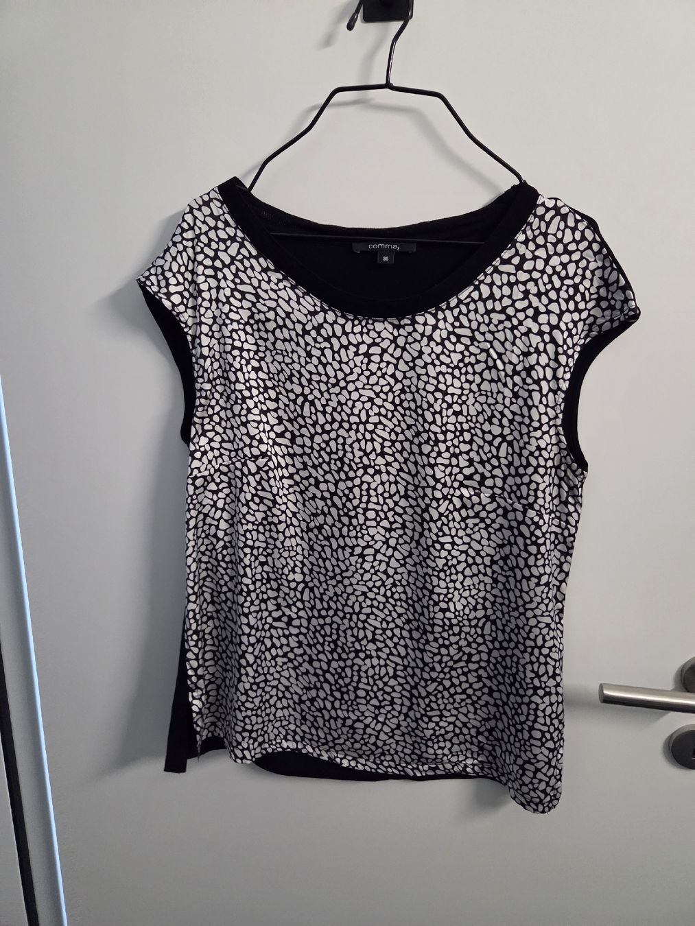 Comma Top: Schwarz-weiss gemustertes Top Gr. 36 – Usato da Kriens venduto da ..stx..