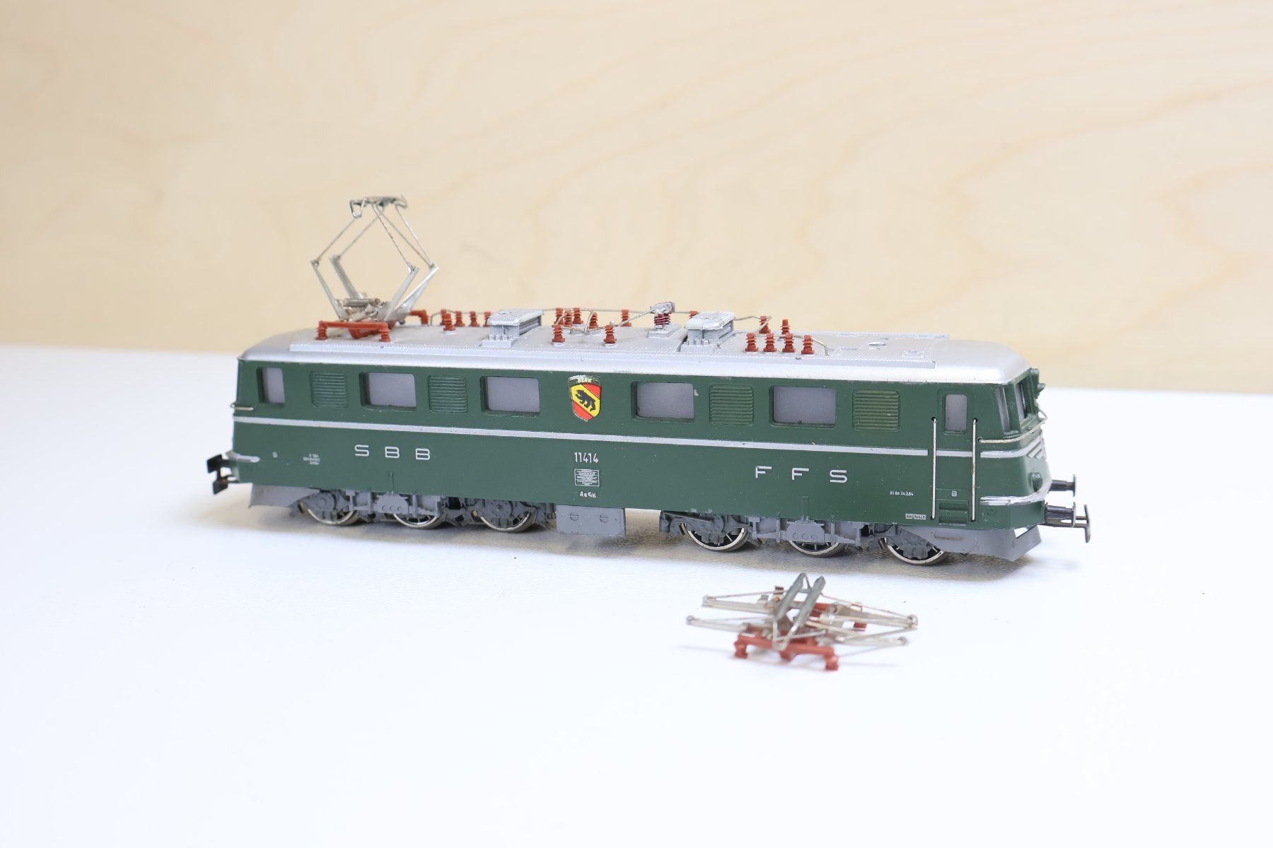 Märklin Modellini di ferrovie: Märklin SBB Ae 6/6 E-Lok "Bern" - 3050 - H0 – Usato da Winterthur venduto da Monstera 3