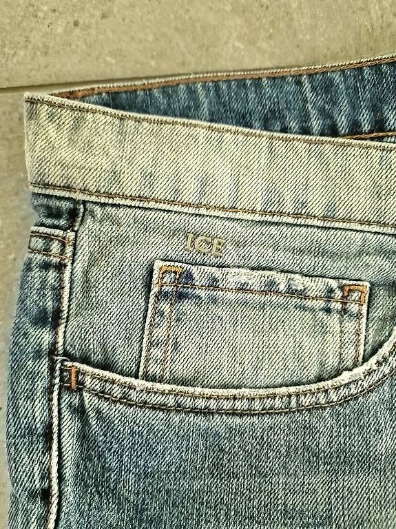 Jeans: ICEBERG Jeans Bugs Bunny Gr. 28 Limited Edition – Usato da Starrkirch-Wil venduto da NHA01 2