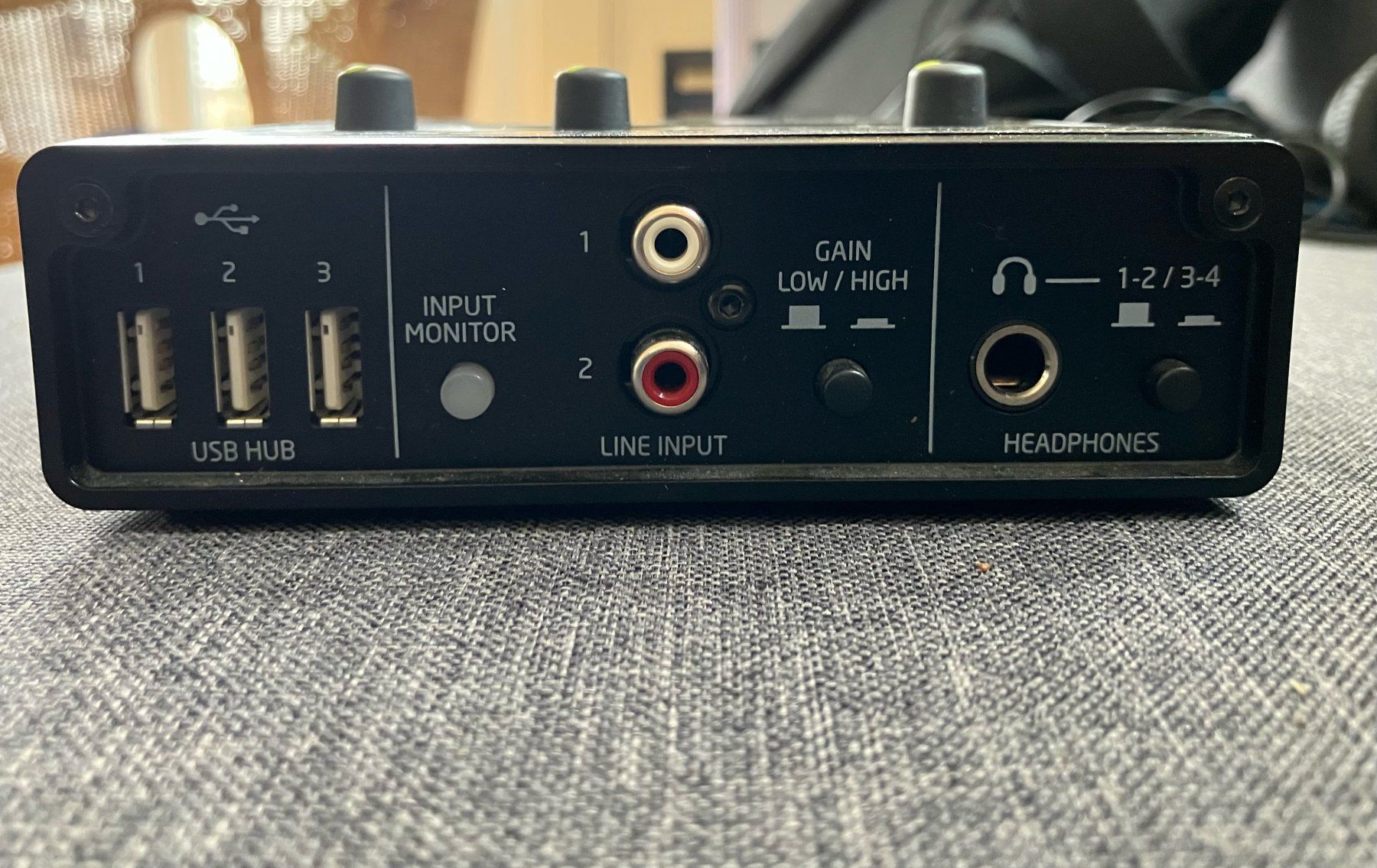 Attrezzatura per studi di registrazione: Novation Audio Hub 2x4 interface audio – Usato da Neuchâtel venduto da M.Chung 1