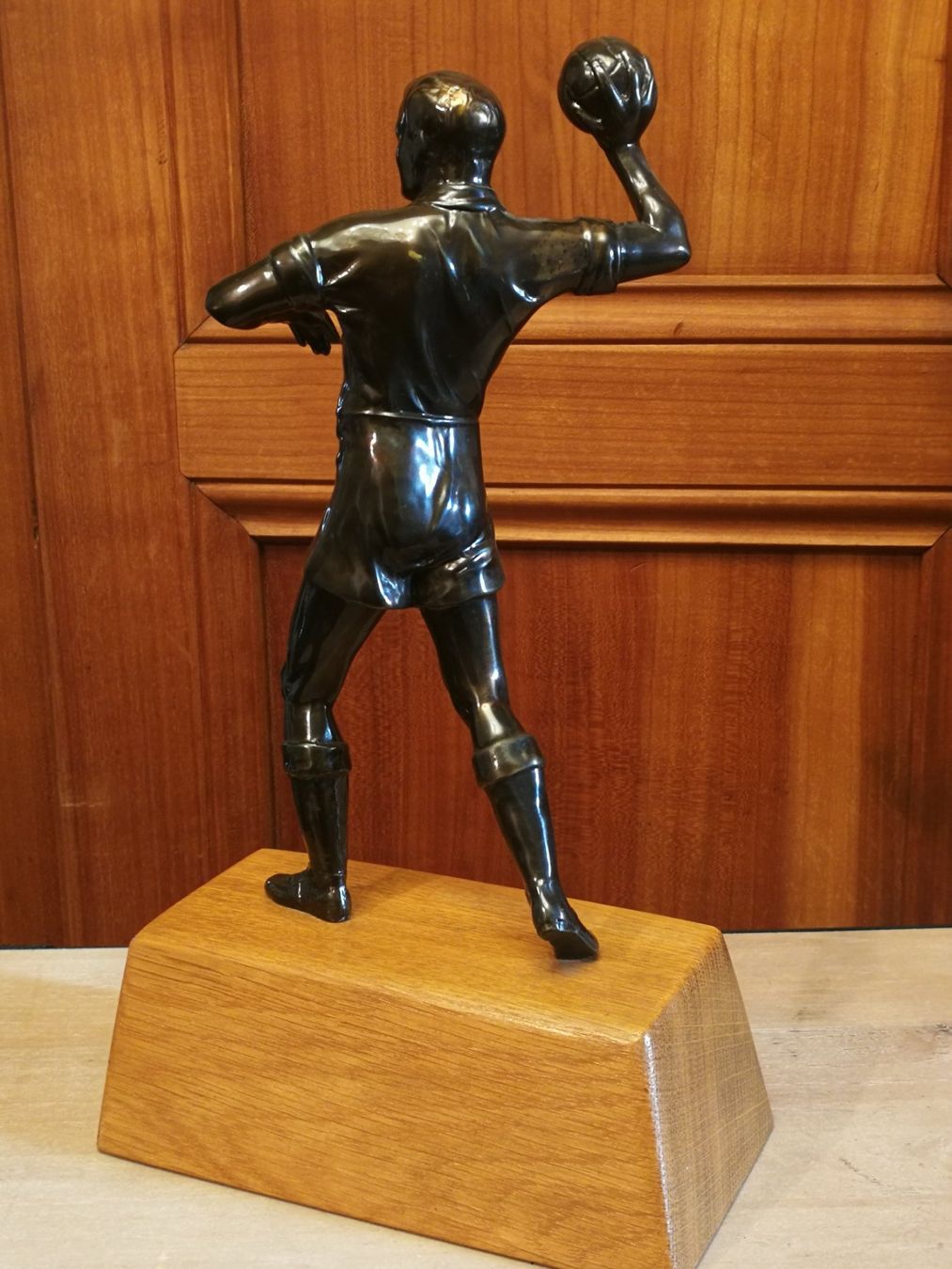 Statuette: Bronzefigur werfender Handballer – Usato da Wagenhausen venduto da Simbad 2