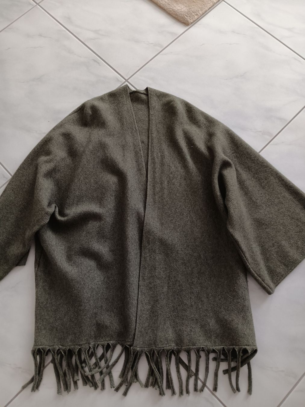 Altro in Moda donna: wunderschöne Olive Strickjacke mit Fransen, neuwertig – Nuovo (secondo la descrizione) da Stansstad venduto da leoni66
