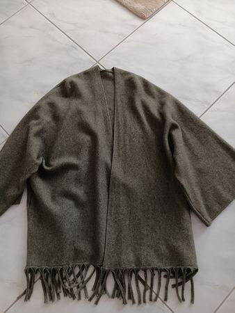 wunderschöne Olive Strickjacke mit Fransen, neuwertig