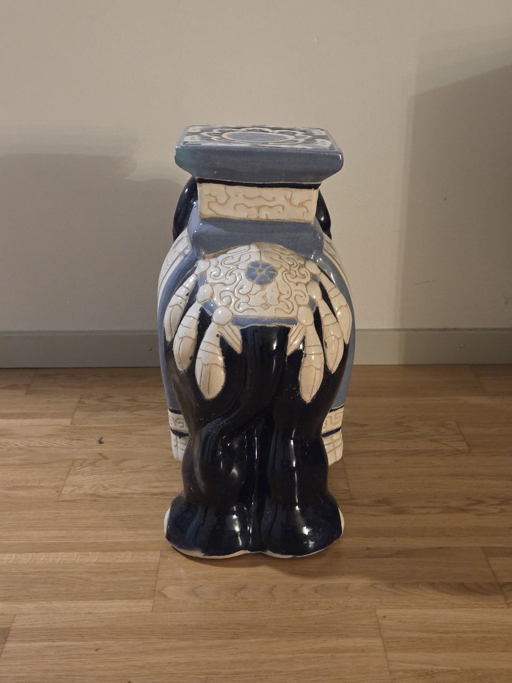 Tutte le decorazioni: Poezellan-Elefant – Usato da Bern venduto da Dekthai 2