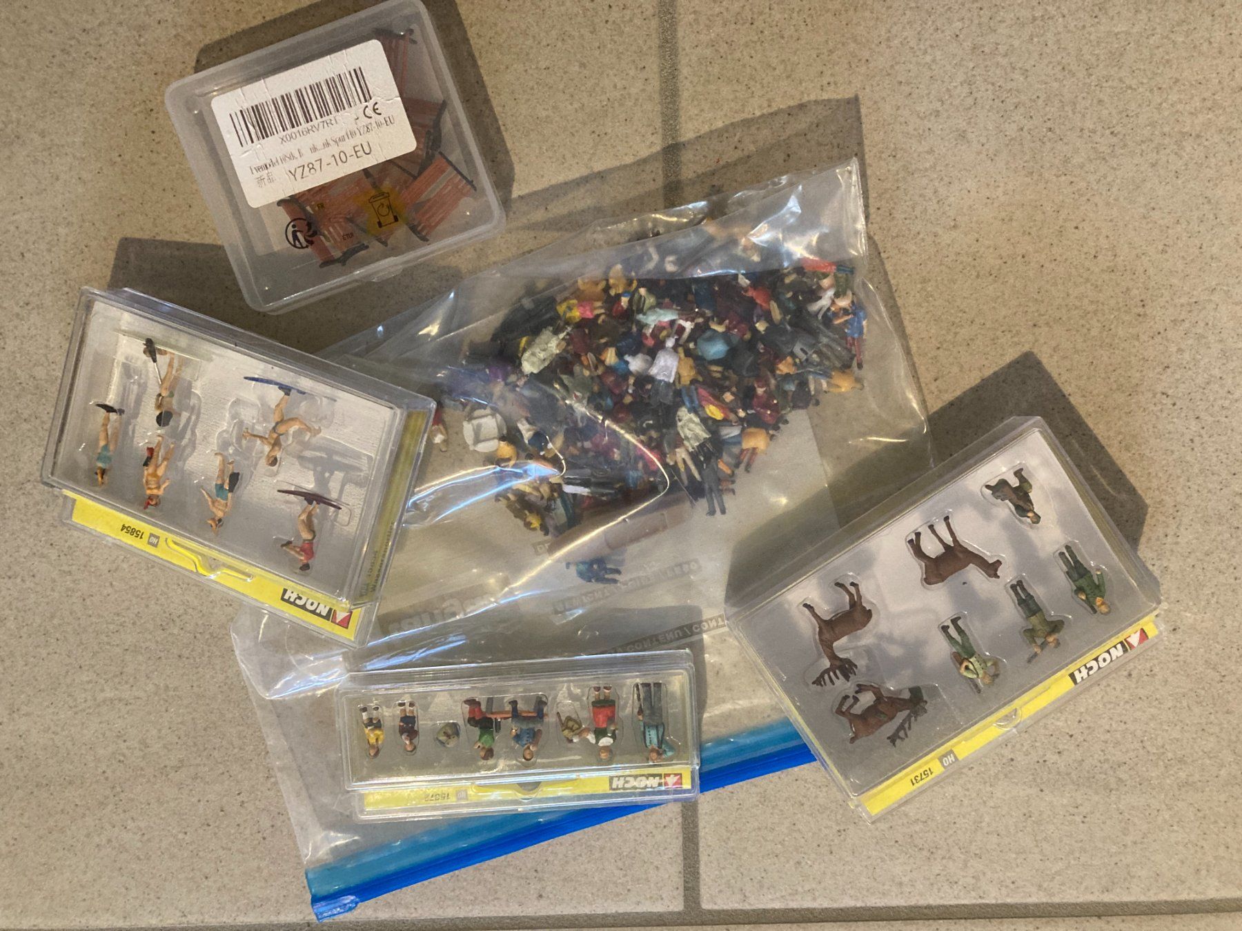 Modelleisenbahnen: Modelleisenbahn H0: Gebäude und viel Zubehör – Gebraucht aus Otelfingen von mos_x8x2 8