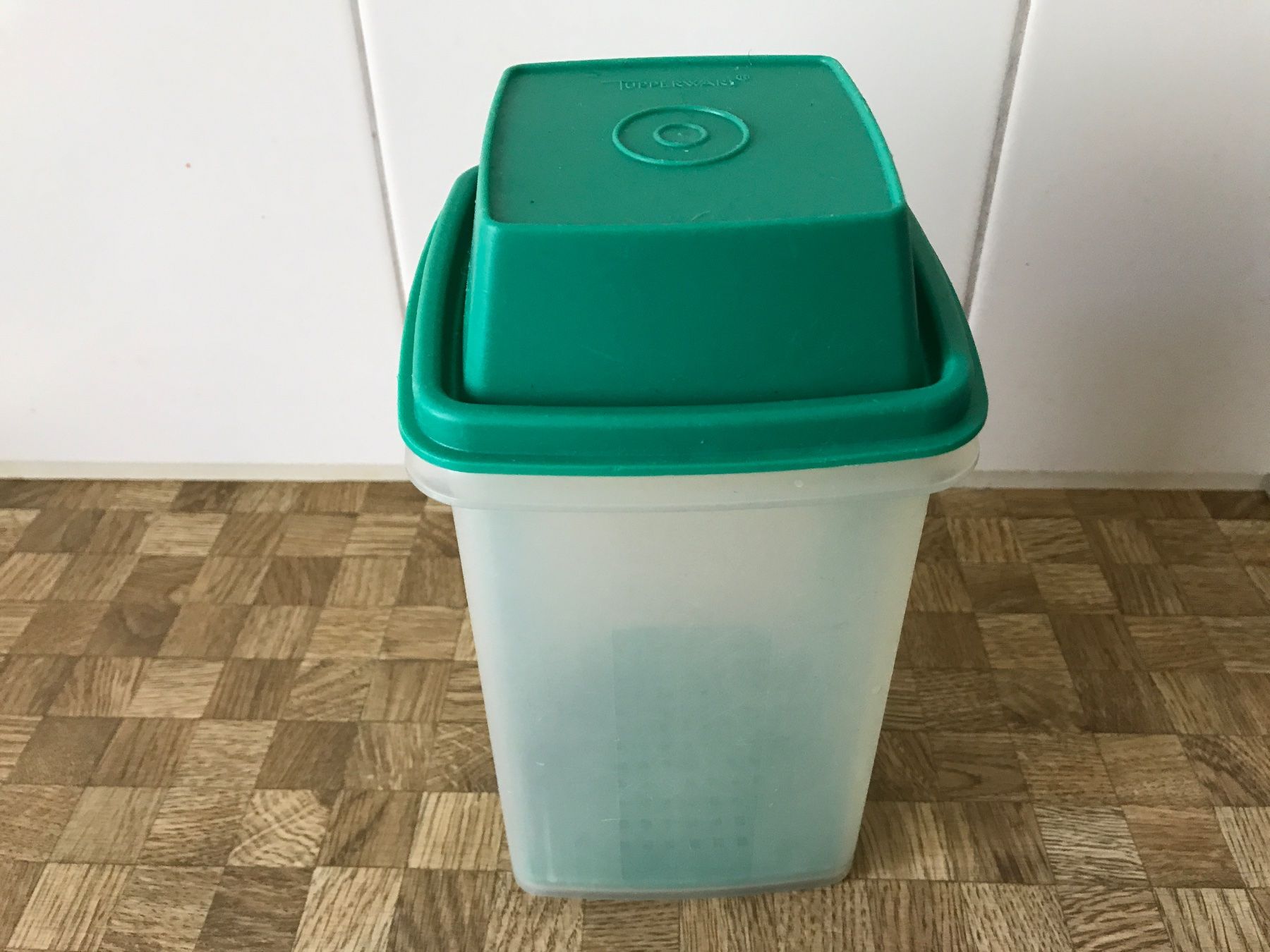 Tupperware Behälter & Ähnliches: Tupperware Gurkenheber – Gebraucht aus Birmensdorf ZH von Hilhan 2