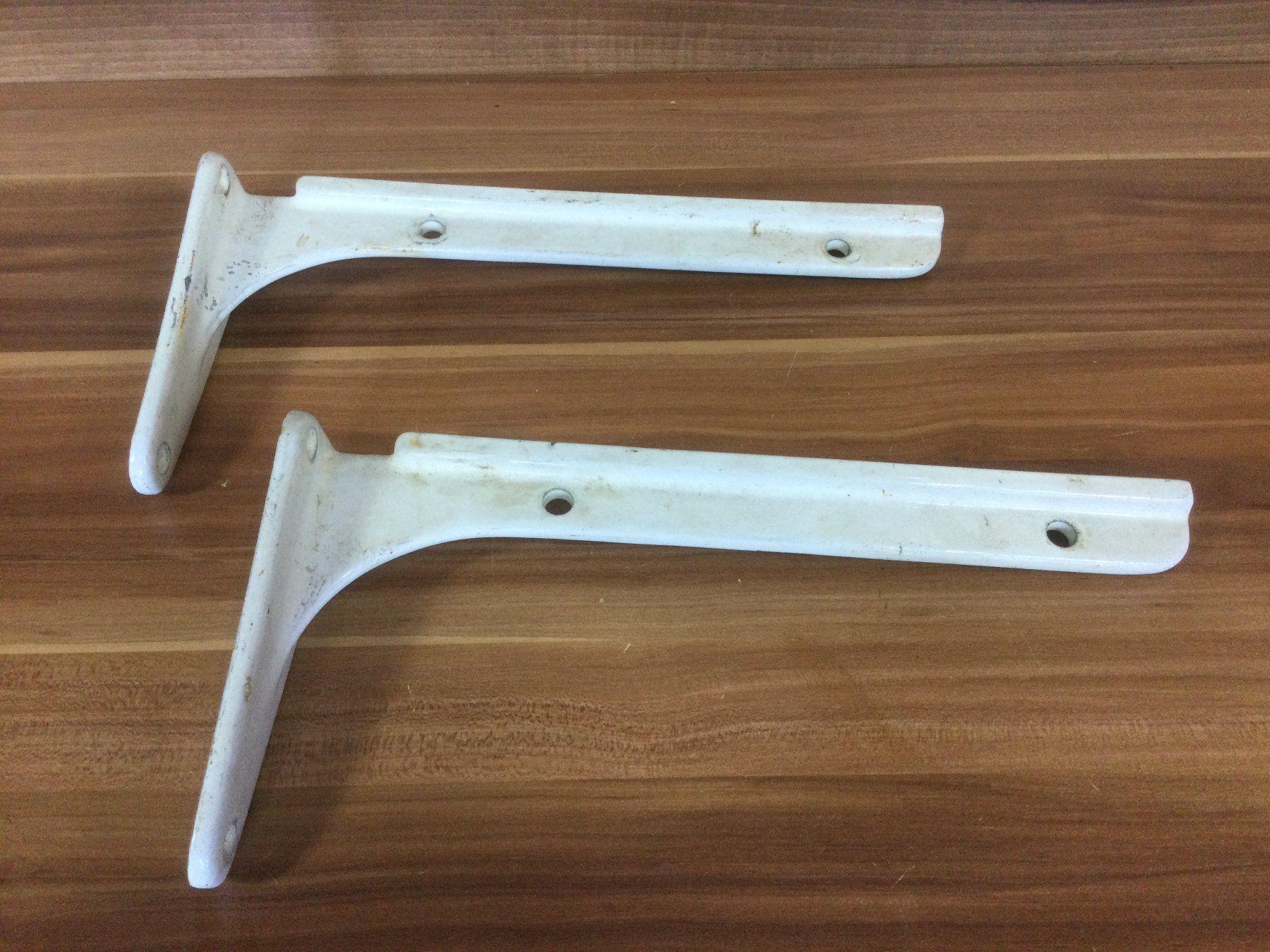 Werkzeuge: Alte Emailierte Gusseisen Winkel oder Tablarhalter – Gebraucht aus Wangen SZ von kuriosum12