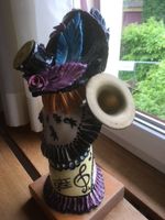 Fasnachtsfigur "Alte Tante" mit Prägung auf Sockel