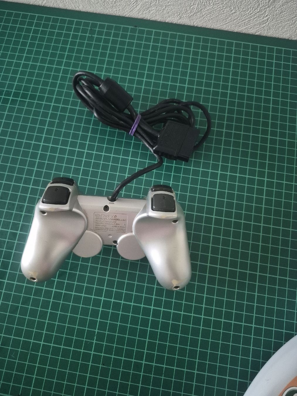 Sony Controller: Silver Sony PlayStation 2 Controller - Good Condition  – Usato da Meyrin venduto da Retro-GZ 1