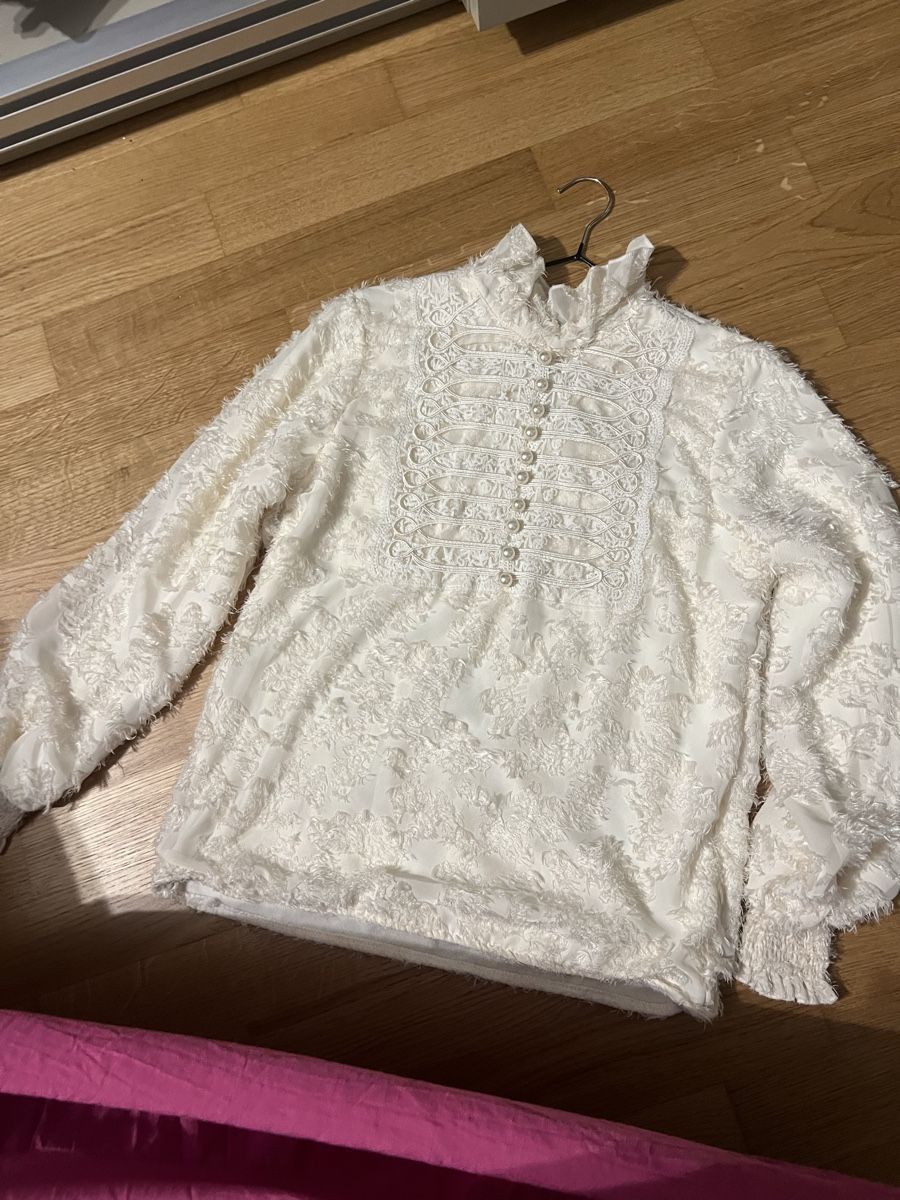 Maglioni & Felpe: Damen Bluse weiss mit Perlen und Spitze  – Usato da Zürich venduto da R1908