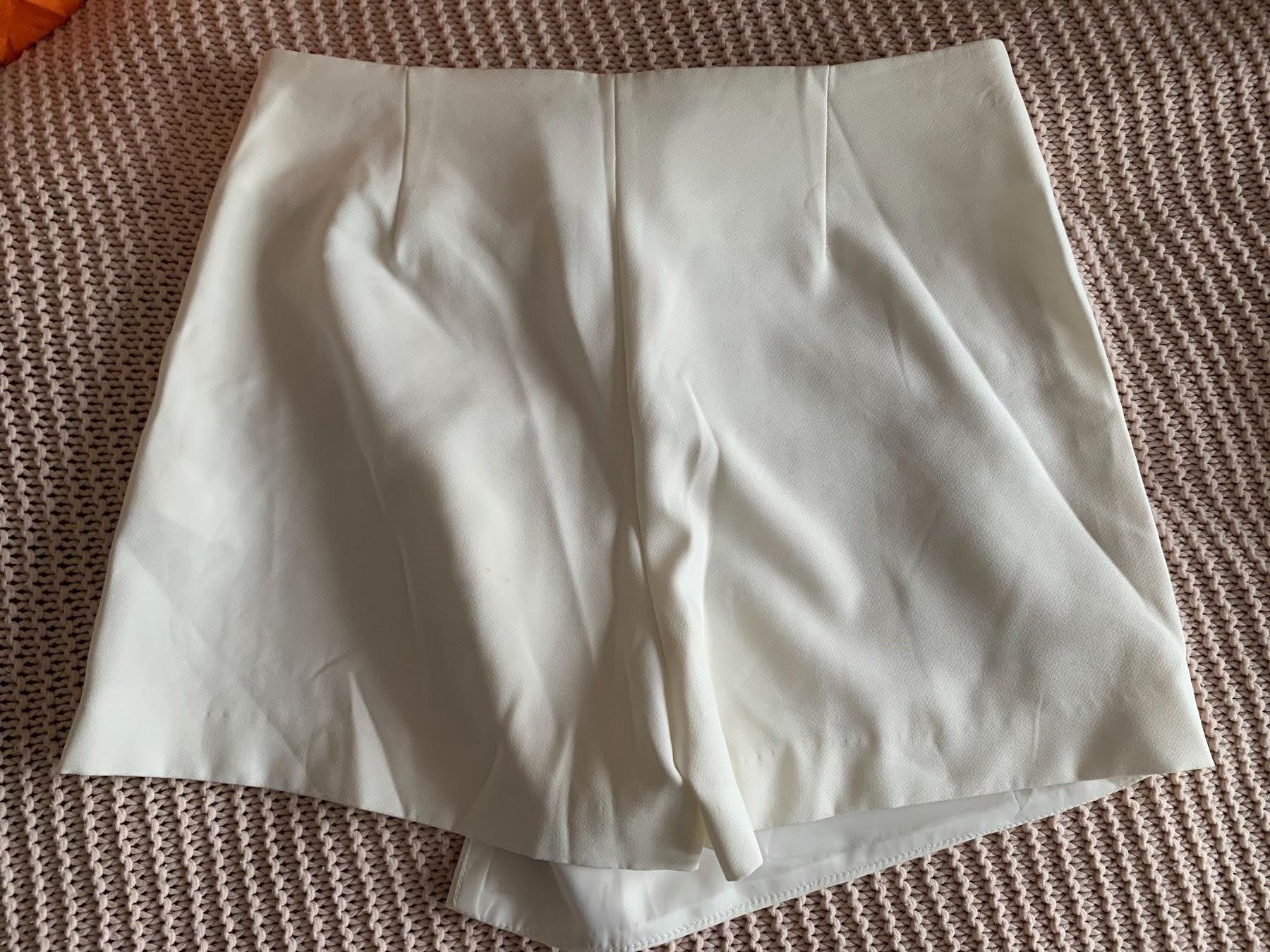Zara Gonne: Jupe short blanc chic – Usato da Montreux venduto da Iza_81199 4