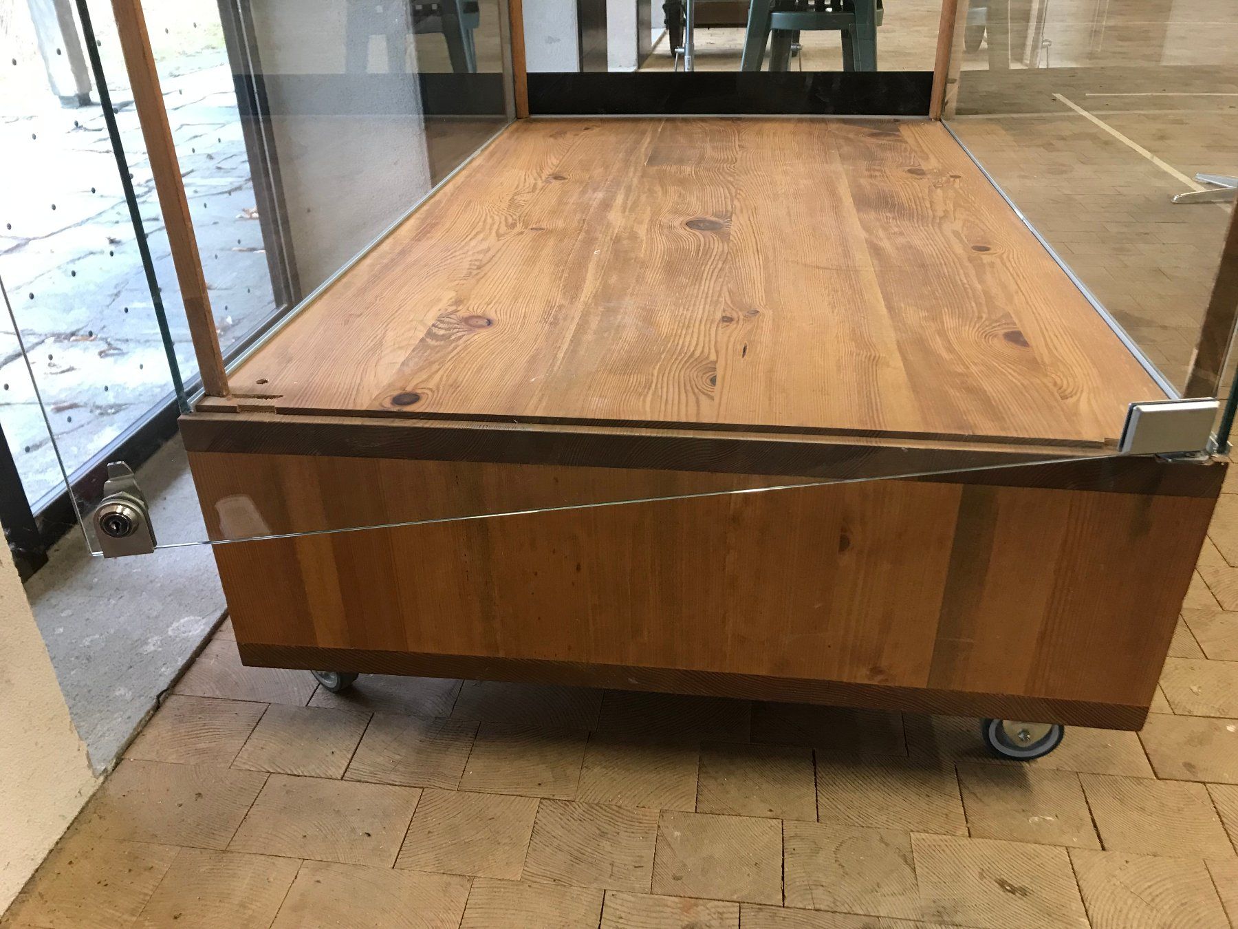 Vetrine: Grosse Vitrine, Holz/Glas – Usato da Bern venduto da lor_lc8z 5