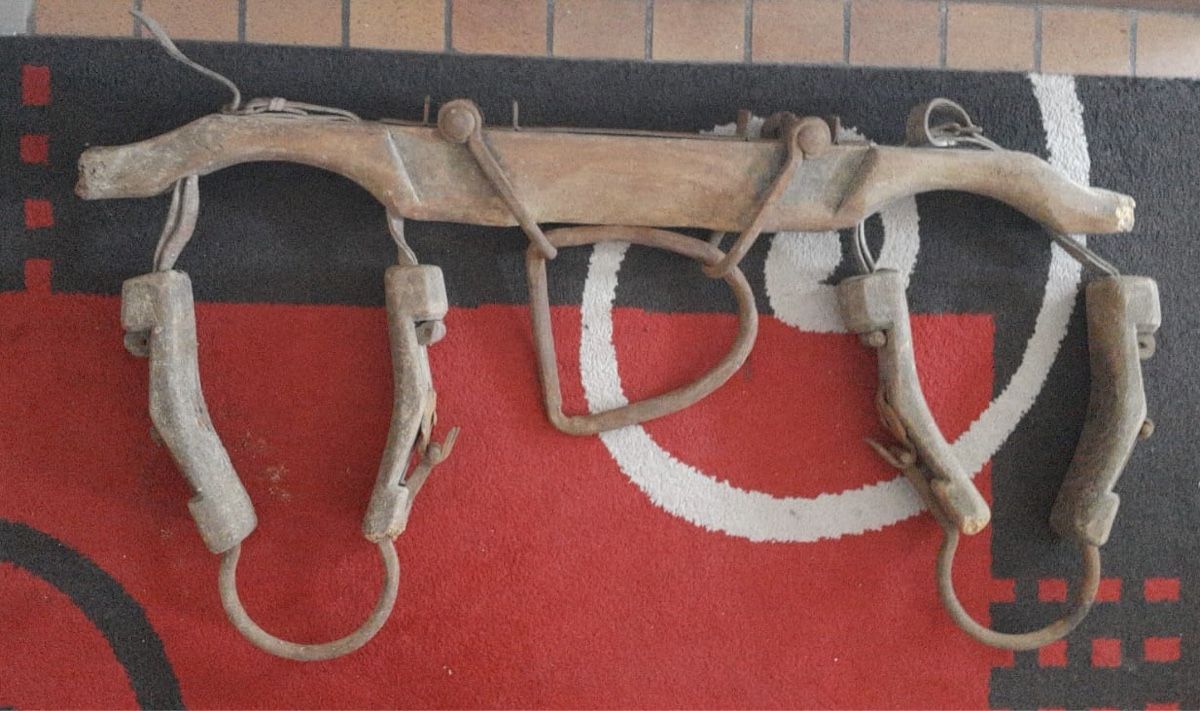 Briglie & Cavezze: Antikes Doppel-Holz-Kummet – Usato da Staad SG venduto da mik_9q78