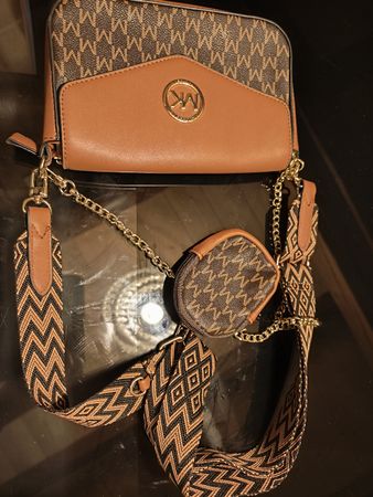 Braune Handtasche mit goldenen Details – Herbst-Look!