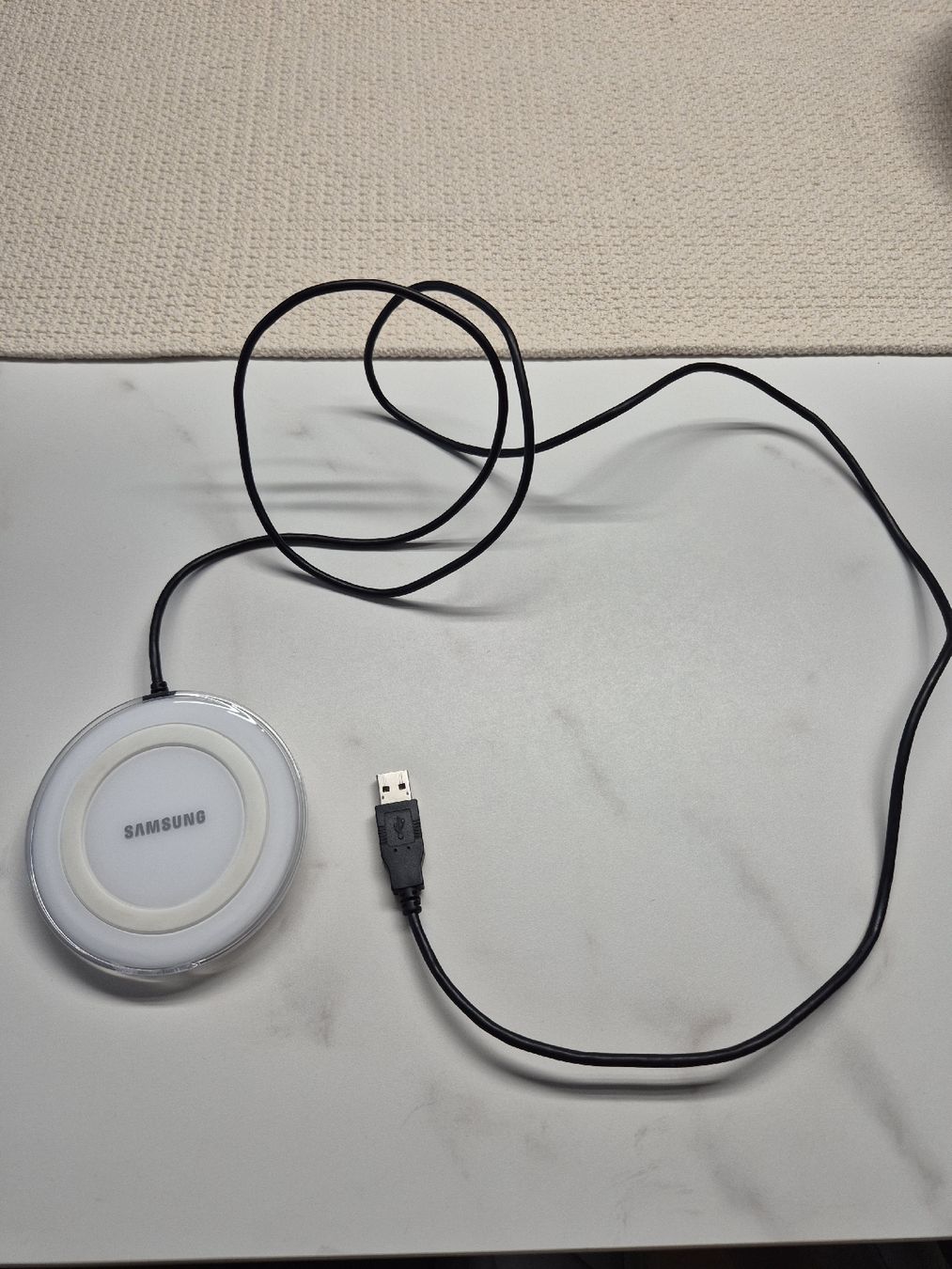 Samsung Caricabatterie: Samsung Wireless Charger Pad mit passendem Kabel – Usato da Belp venduto da itsmekuki_