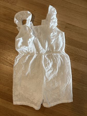 Süsser Kurzoverall mit Rüschen