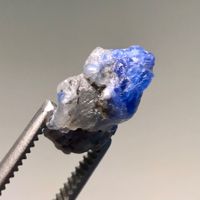 Exklusiv: Kobalt Spinell roh, 6.3c, Vietnam, fluoreszierend