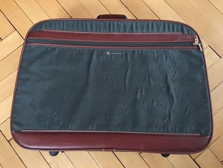 Reisekoffer auf 4 kleinen Rädchen, zum Ziehen