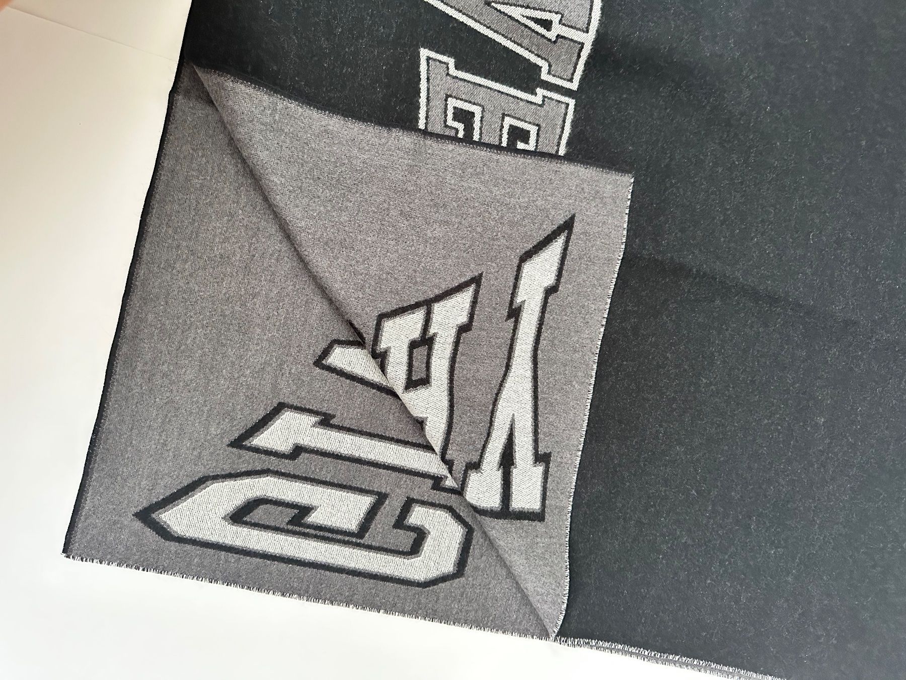 Givenchy Foulards, Tücher & Schals: Givenchy sciarpa – Neu und originalverpackt aus Pregassona von Reluxuryspace 6