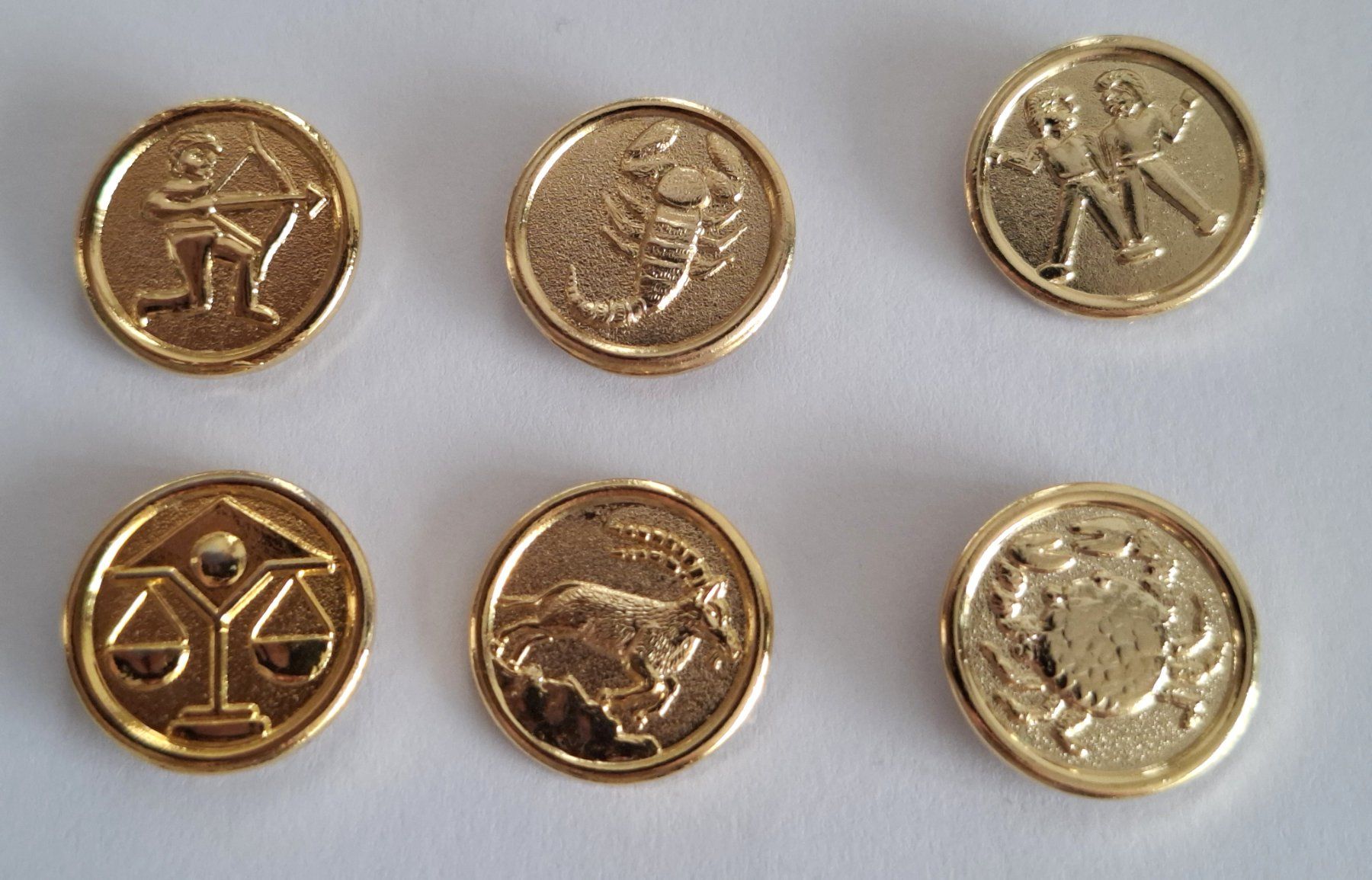 Placchette & Badge: 6 x  Sternzeichen – Usato da Hinterkappelen venduto da Schampus