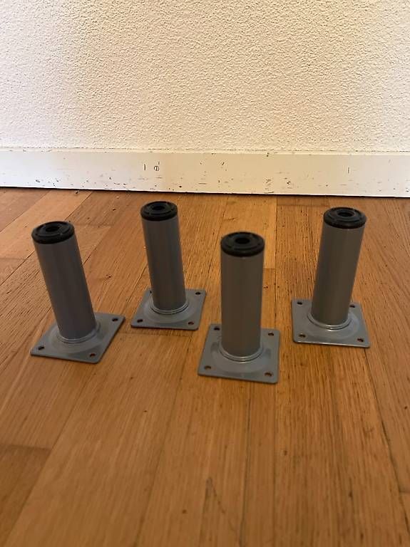 Sonstiges Mobiliar: 4 Möbelbeine / Bettfüsse grau Metall  10 cm – Gebraucht aus Adliswil von bravewolf