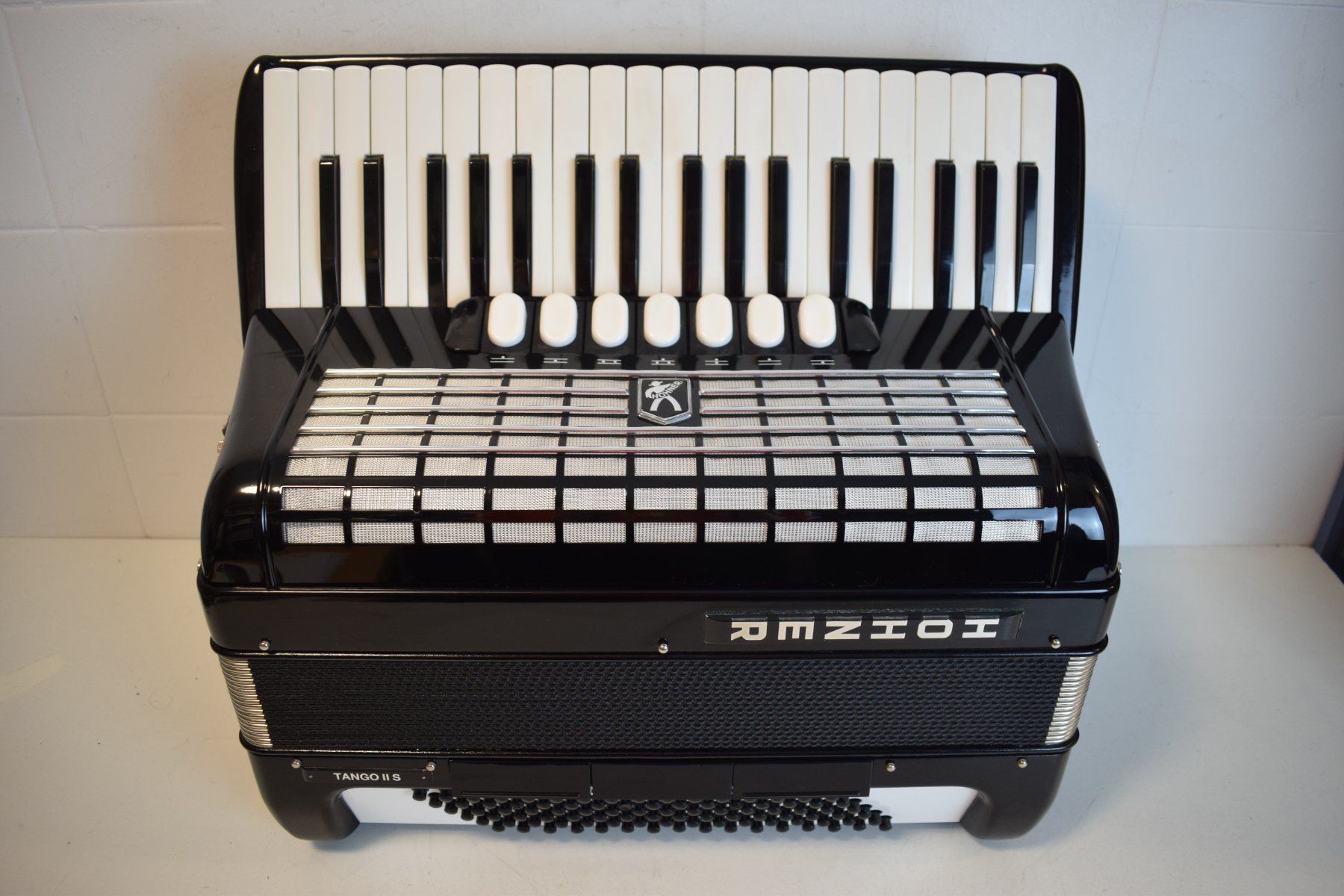 Hohner Musikinstrumente: Akkordeon chromatisch Hohner Tango II S – Gebraucht aus Zürich von baumusik