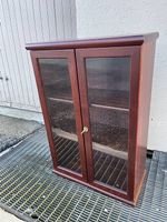Vitrine avec deux portes en verre
