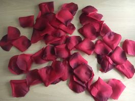 61 künstliche Rosenblütenblätter rot für Deko