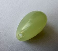 Préhnite naturelle avec inclusions – pendentif percé – 11 g