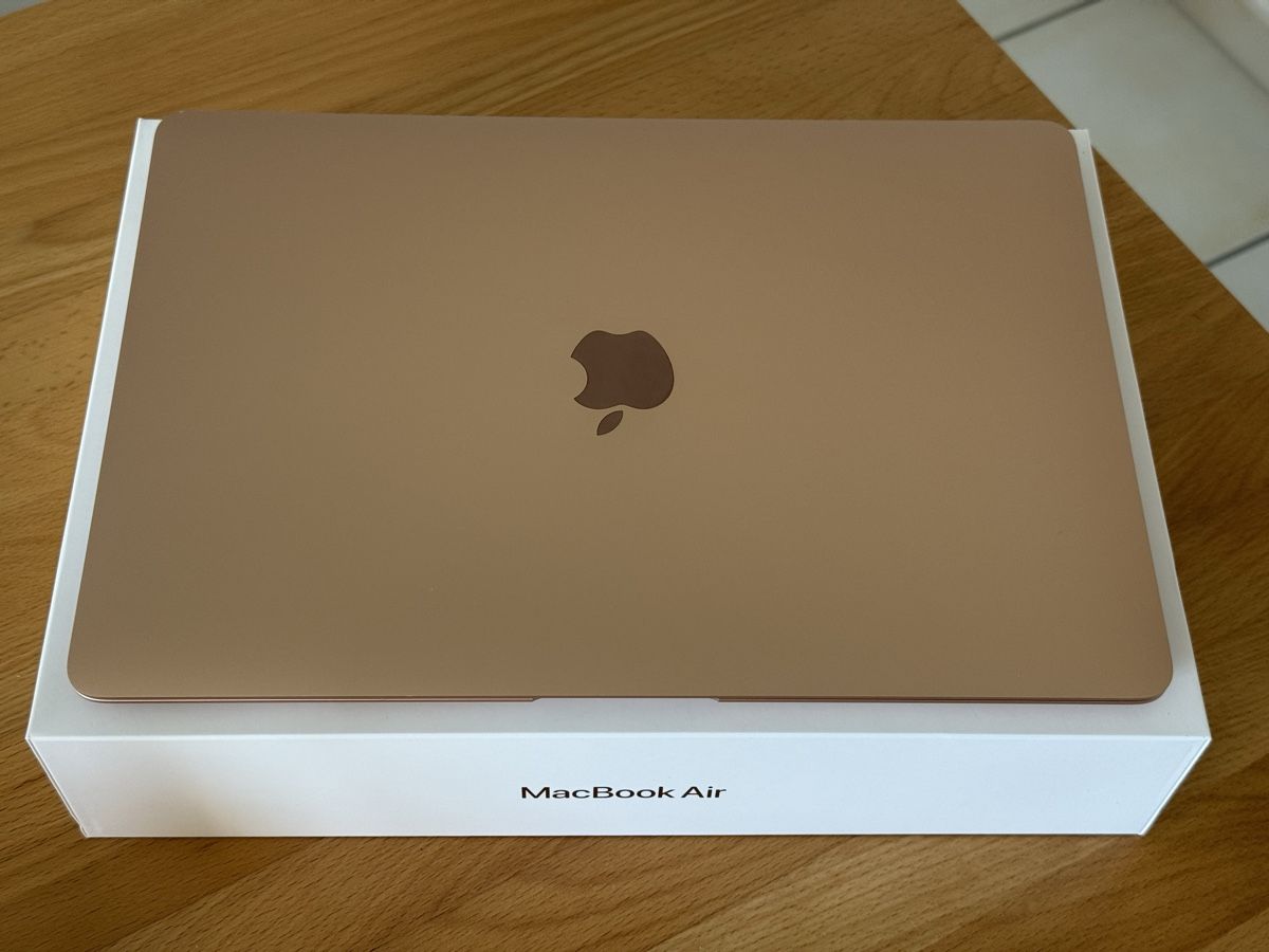 Apple Notebook: MacBook Air M1 mit Apple Care + bis Juni 2027 – Nuovo (secondo la descrizione) da Flawil venduto da rho199 5