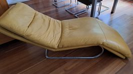 Bequeme Lederliege in Mais-gelb, mehrfach verstellbar,